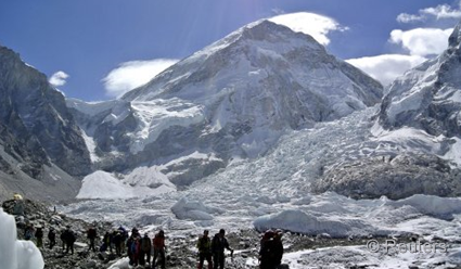 Началась операция по спуску тел четырех погибших в горах Алтая альпинистов 