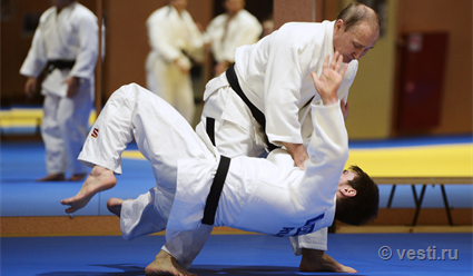 Премьер Японии хочет организовать показательные поединки по дзюдо с участием Владимира Путина