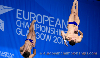 Александр Бондарь выиграл золото чемпионата Европы в прыжках в воду с вышки, Никита Шлейхер - серебро