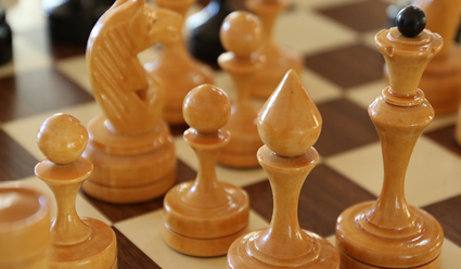 Россиянин Ян Непомнящий уступил Магнусу Карлсену в первом матче финала турнира Legends of Chess