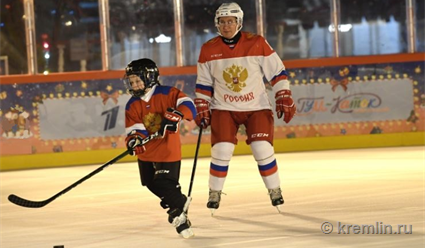 Президент России Владимир Путин покатался на коньках на Красной площади с девятилетним Димой Ащепковым