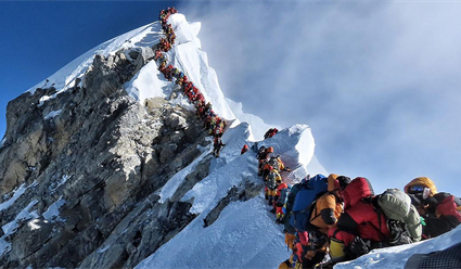 Скалолазам запретили подниматься на Эверест со стороны Китая, но не со стороны Непала