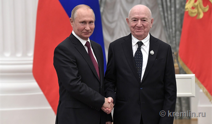 Владимир Путин подарил часы первому вице-президенту РФС Никите Симоняну